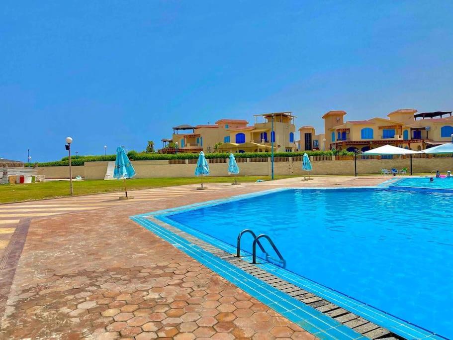 50% Off. 2Br , 2Br Ground Floor With Pool View, Private Beach Access, Security 24/7 شاليه ٢ غرفه ، ٢ حمام ف الدور الارضي قدام جنينه و حمام السباحه مباشره ، شاطيء خاص بالقرية و أمن ٢٤ ساعه و مسجد خاص Apartment Dawwar Muhammad Abu Shanab Exterior foto