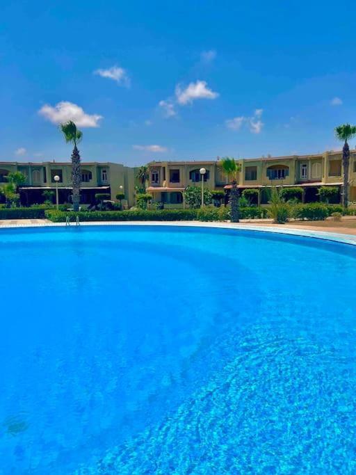 50% Off. 2Br , 2Br Ground Floor With Pool View, Private Beach Access, Security 24/7 شاليه ٢ غرفه ، ٢ حمام ف الدور الارضي قدام جنينه و حمام السباحه مباشره ، شاطيء خاص بالقرية و أمن ٢٤ ساعه و مسجد خاص Apartment Dawwar Muhammad Abu Shanab Exterior foto