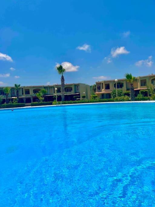 50% Off. 2Br , 2Br Ground Floor With Pool View, Private Beach Access, Security 24/7 شاليه ٢ غرفه ، ٢ حمام ف الدور الارضي قدام جنينه و حمام السباحه مباشره ، شاطيء خاص بالقرية و أمن ٢٤ ساعه و مسجد خاص Apartment Dawwar Muhammad Abu Shanab Exterior foto