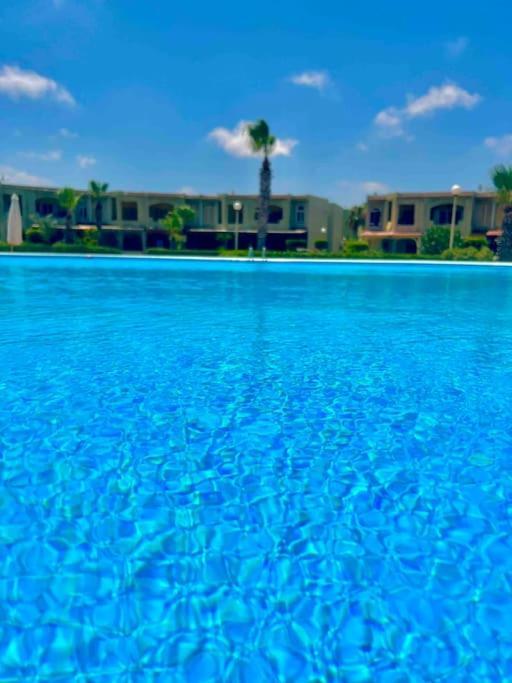 50% Off. 2Br , 2Br Ground Floor With Pool View, Private Beach Access, Security 24/7 شاليه ٢ غرفه ، ٢ حمام ف الدور الارضي قدام جنينه و حمام السباحه مباشره ، شاطيء خاص بالقرية و أمن ٢٤ ساعه و مسجد خاص Apartment Dawwar Muhammad Abu Shanab Exterior foto